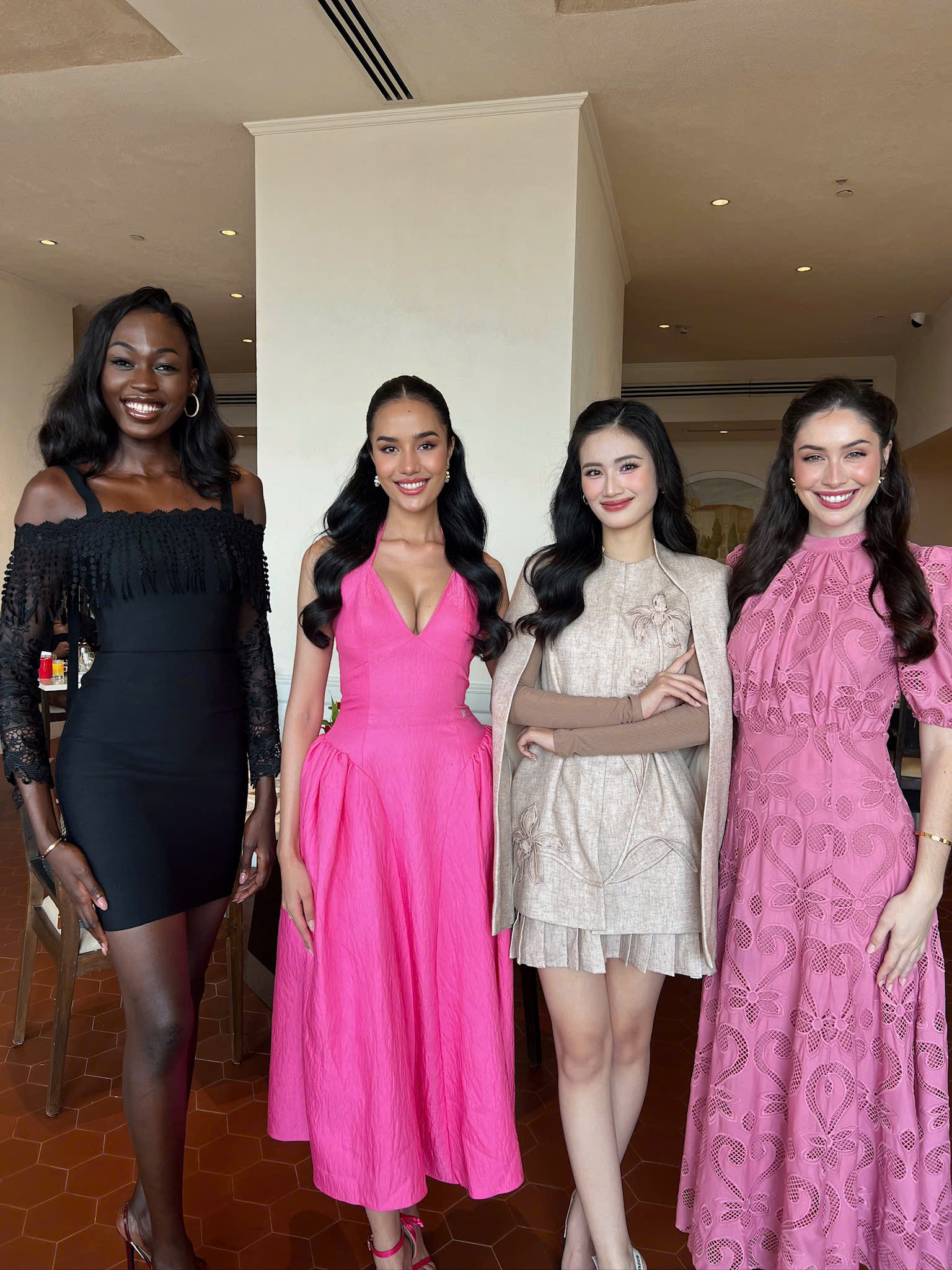 Hoa hậu Ý Nhi mặc trang phục gây