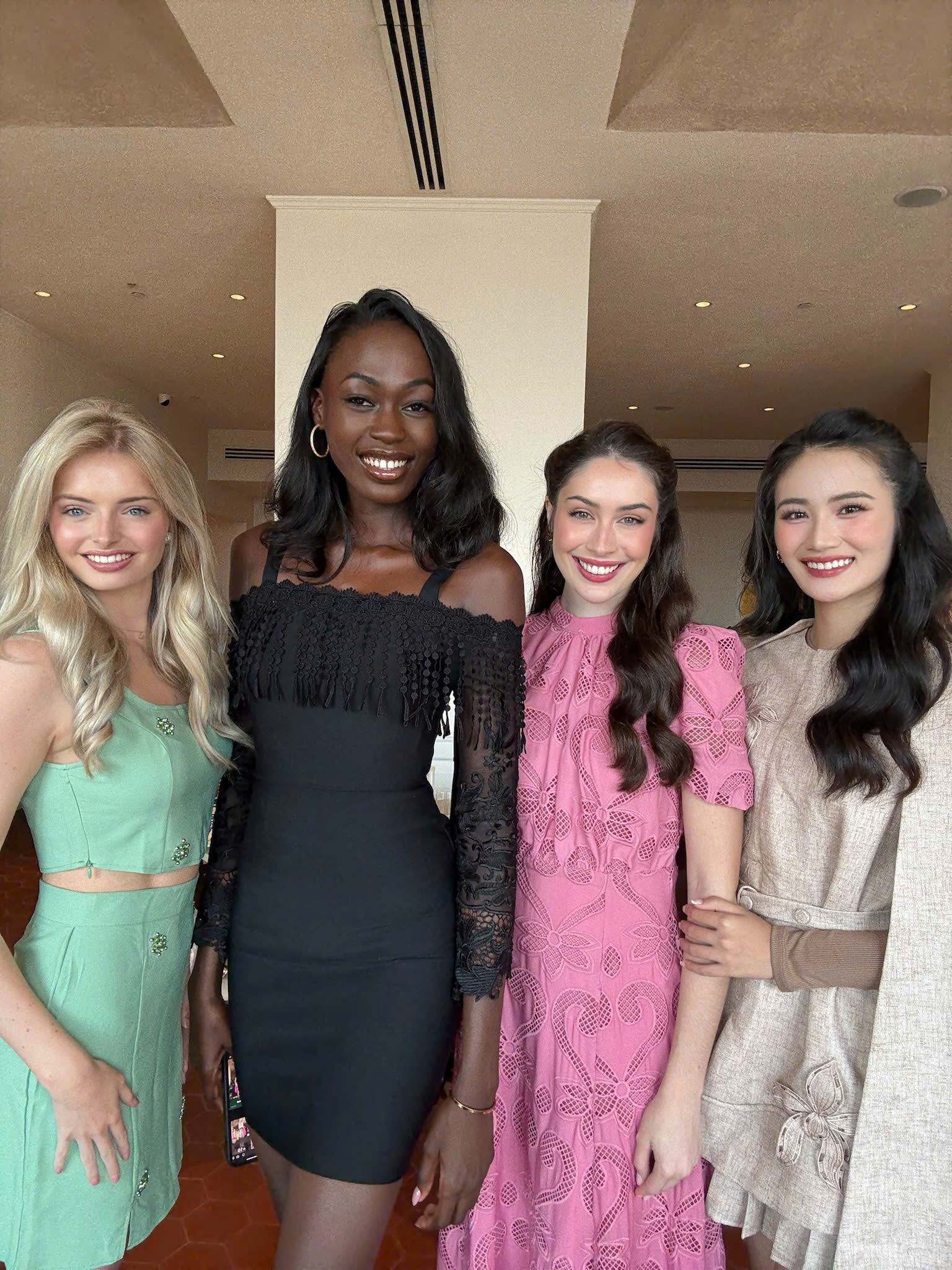 Hoa hậu Ý Nhi mặc trang phục gây