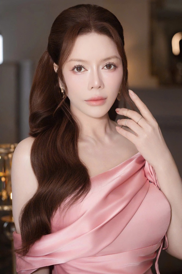 Sự thật màn bắt hoa cưới tại hôn lễ Hồ Quỳnh Hương: Lộ clip Sự thật màn bắt hoa cưới tại hôn lễ Hồ Quỳnh Hương: Lộ clip