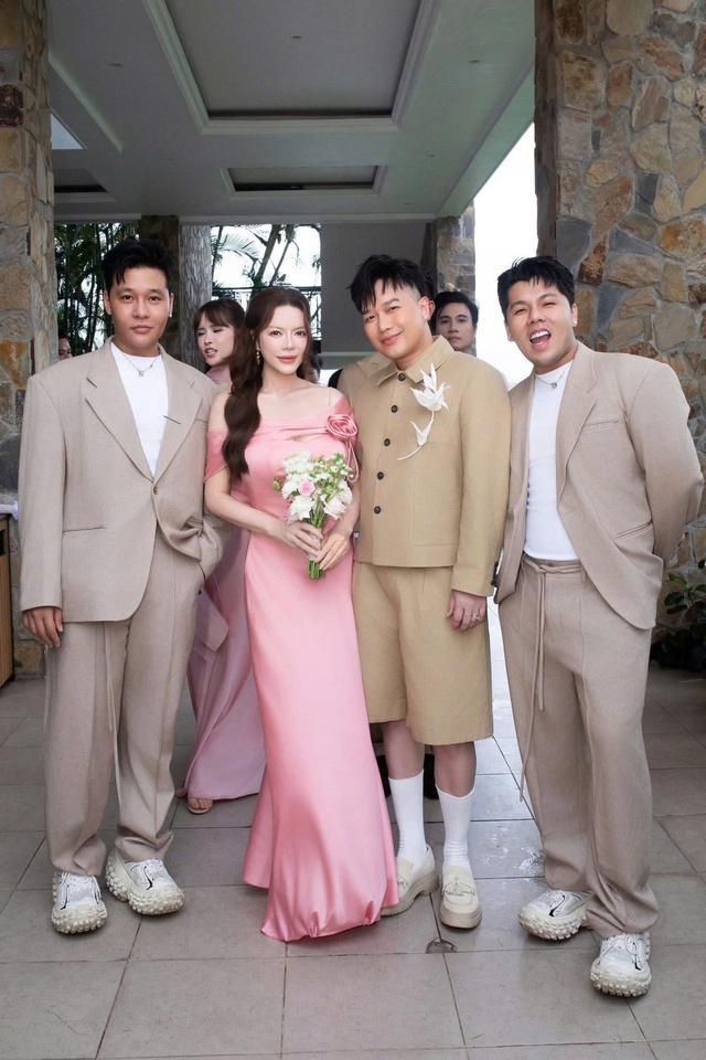 Sự thật màn bắt hoa cưới tại hôn lễ Hồ Quỳnh Hương: Lộ clip Sự thật màn bắt hoa cưới tại hôn lễ Hồ Quỳnh Hương: Lộ clip