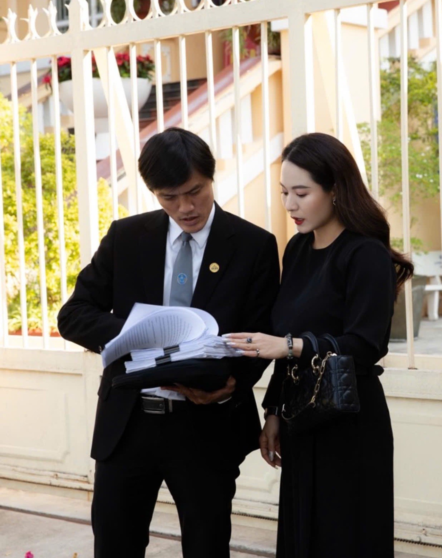 Căng thẳng vụ con nuôi NSƯT Hoài Linh kiện đòi nhà- Ảnh 1.