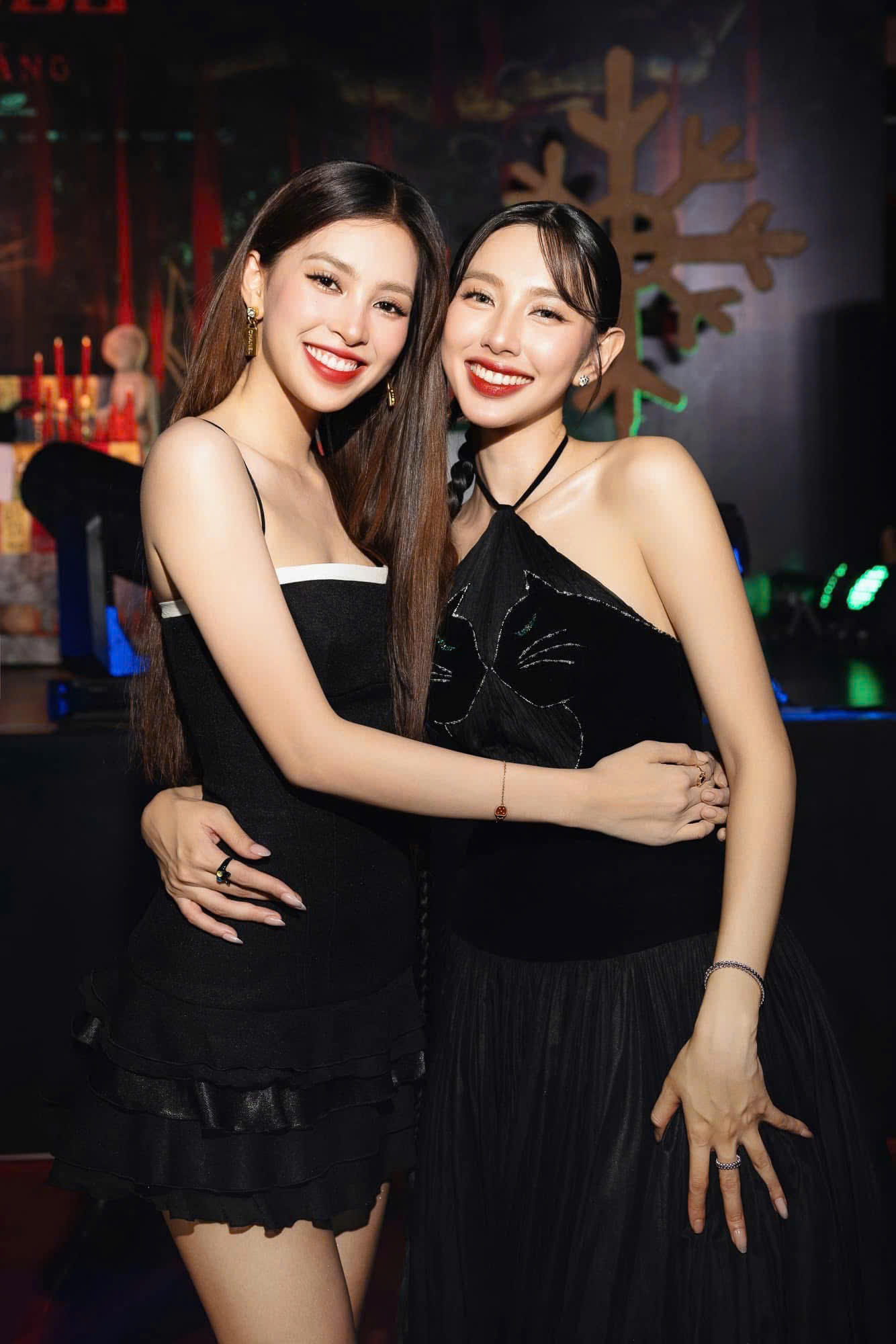 Hoa hậu Thuỳ Tiên bị khởi tố, 1 người đẹp “ngồi không cũng dính đạn”- Ảnh 4.