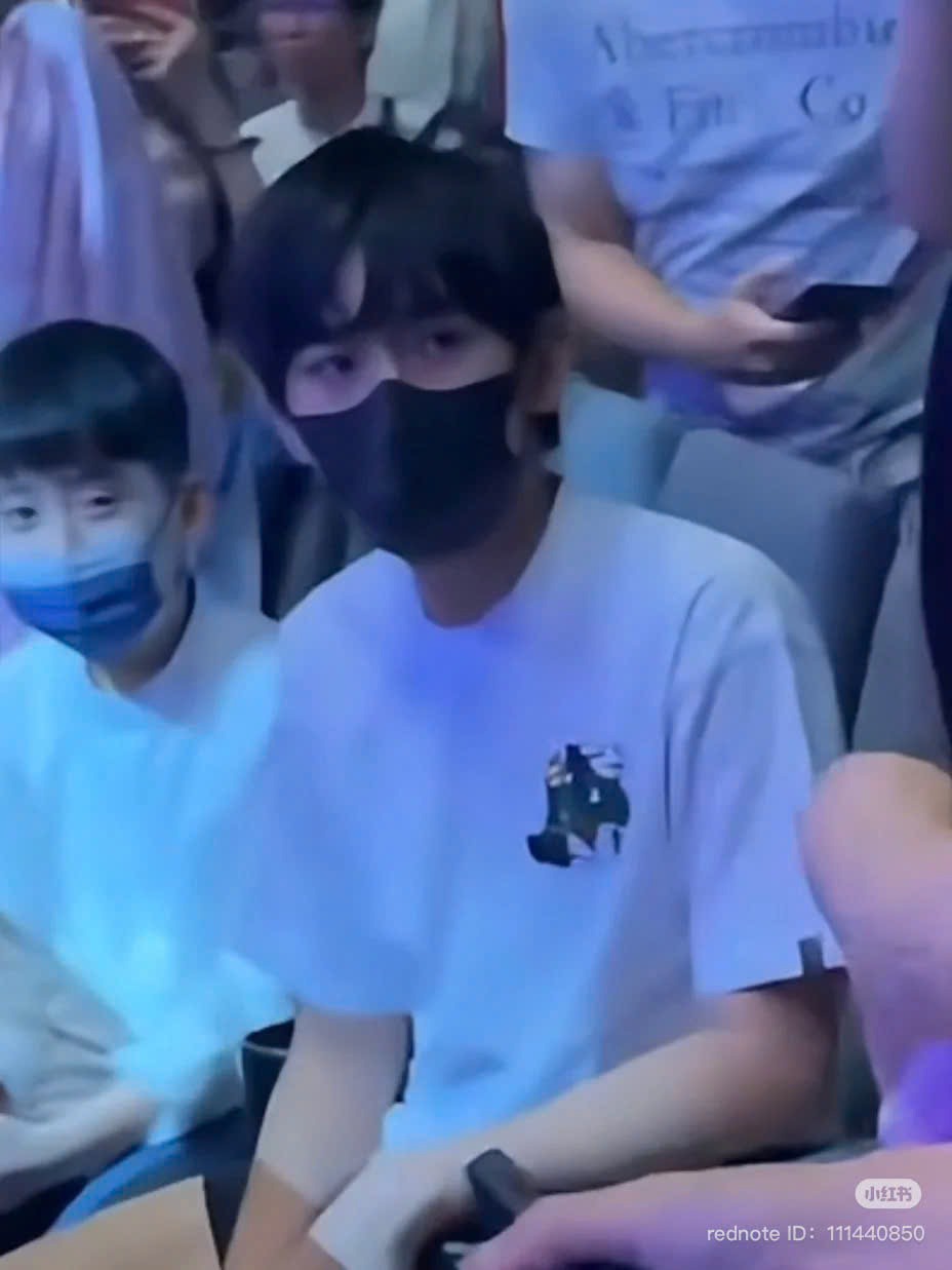 Con trai 16 tuổi, cao 1m8 của