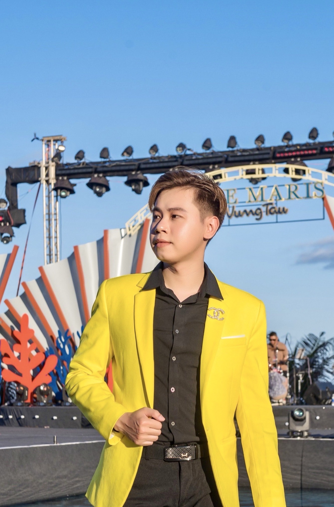 z6851841143707_b2826be61643256d741bb3c89434d58b-1753769192-855-width1339height2030 Ca Sĩ Khải Quân - Đam mê nảy mầm từ vùng đất biển - 1