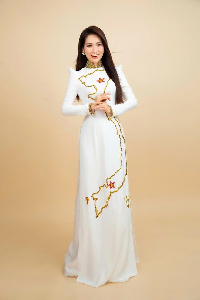 Nghệ sĩ Việt rộ trào lưu thời trang yêu nước- Ảnh 3.