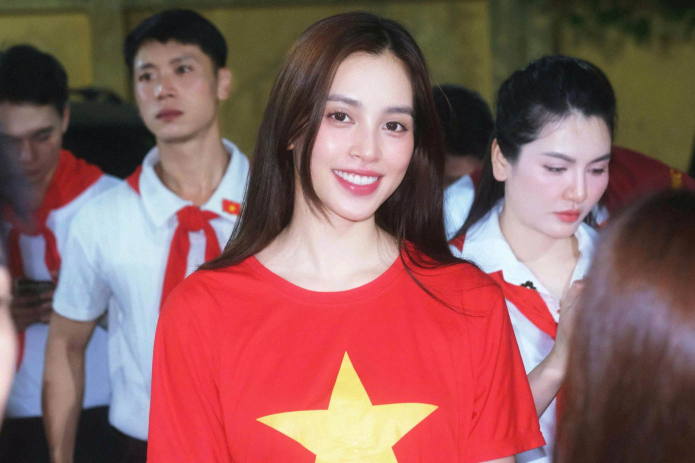 Nghệ sĩ Việt rộ trào lưu thời trang yêu nước- Ảnh 9.