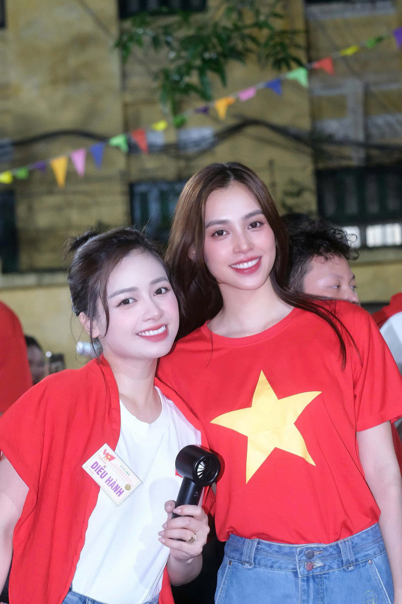 Nghệ sĩ Việt rộ trào lưu thời trang yêu nước- Ảnh 8.