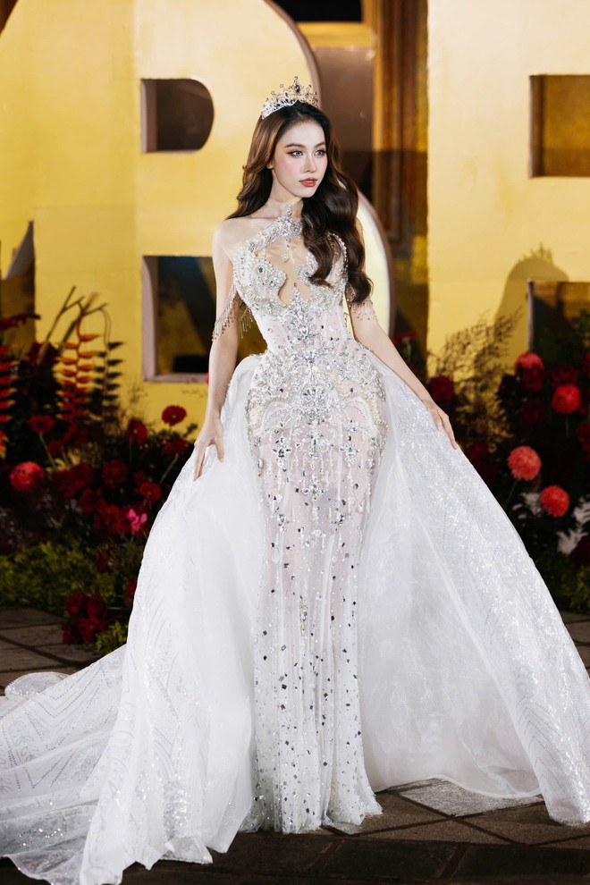 Tiểu Vy sáng tổng duyệt A80 ở Hà Nội, tối diễn show tại TPHCM- Ảnh 10. Tiểu Vy sáng tổng duyệt A80 ở Hà Nội, tối diễn show tại TPHCM- Ảnh 10.