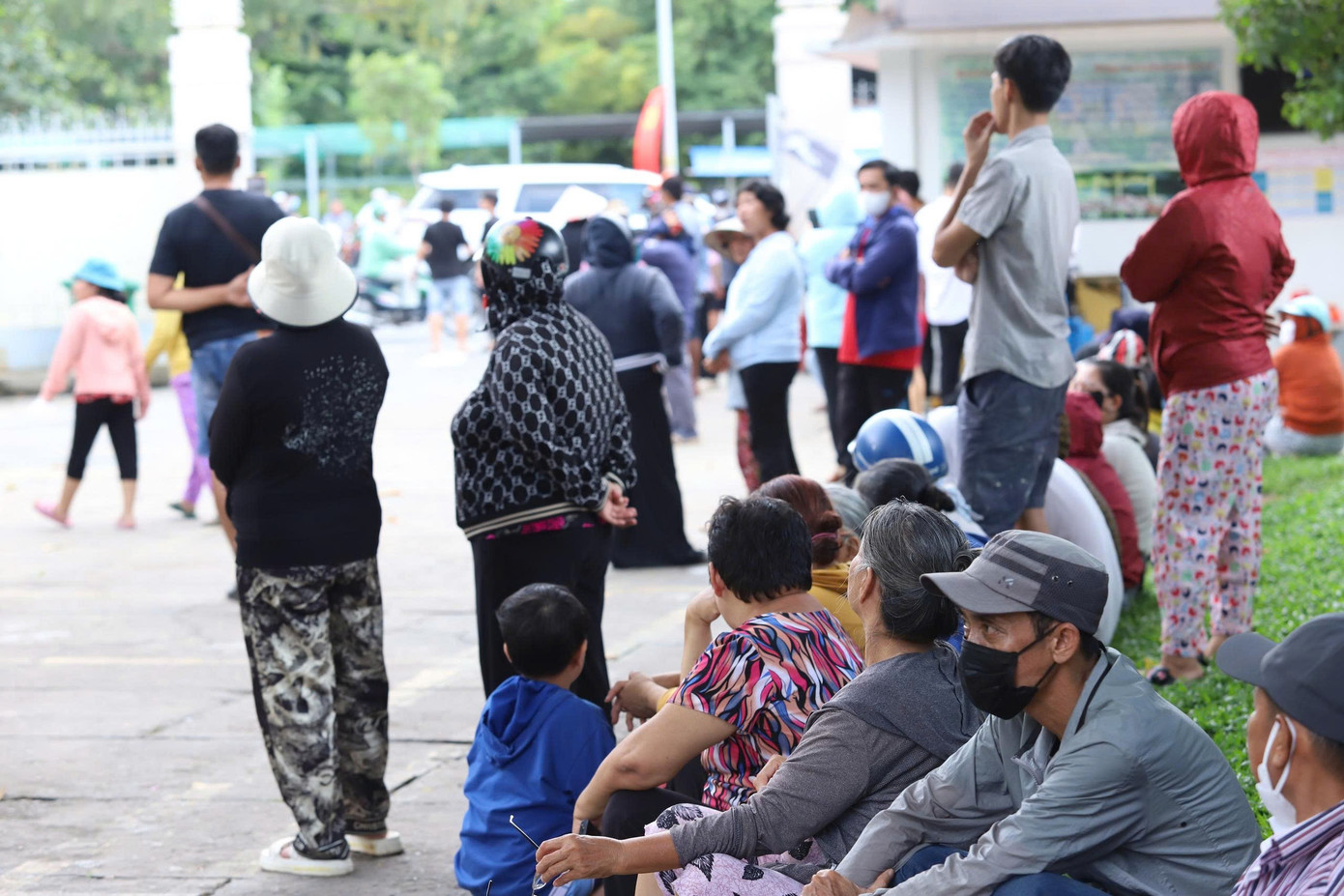 YouTuber vây quanh nơi hỏa táng Ngọc Trinh, người nhà cầu xin- Ảnh 1. YouTuber vây quanh nơi hỏa táng Ngọc Trinh, người nhà cầu xin- Ảnh 1.