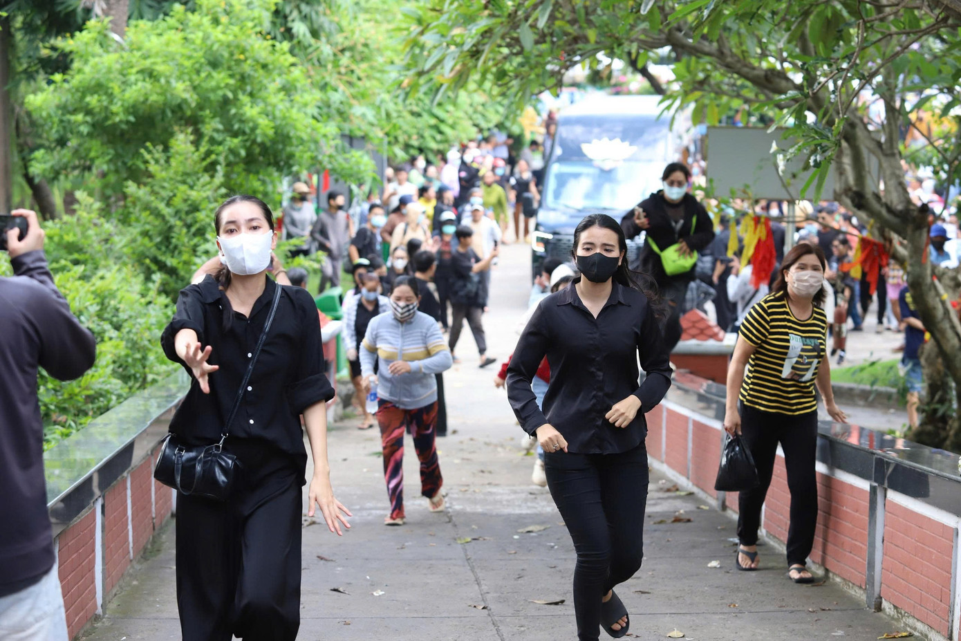 YouTuber vây quanh nơi hỏa táng Ngọc Trinh, người nhà cầu xin- Ảnh 2. YouTuber vây quanh nơi hỏa táng Ngọc Trinh, người nhà cầu xin- Ảnh 2.