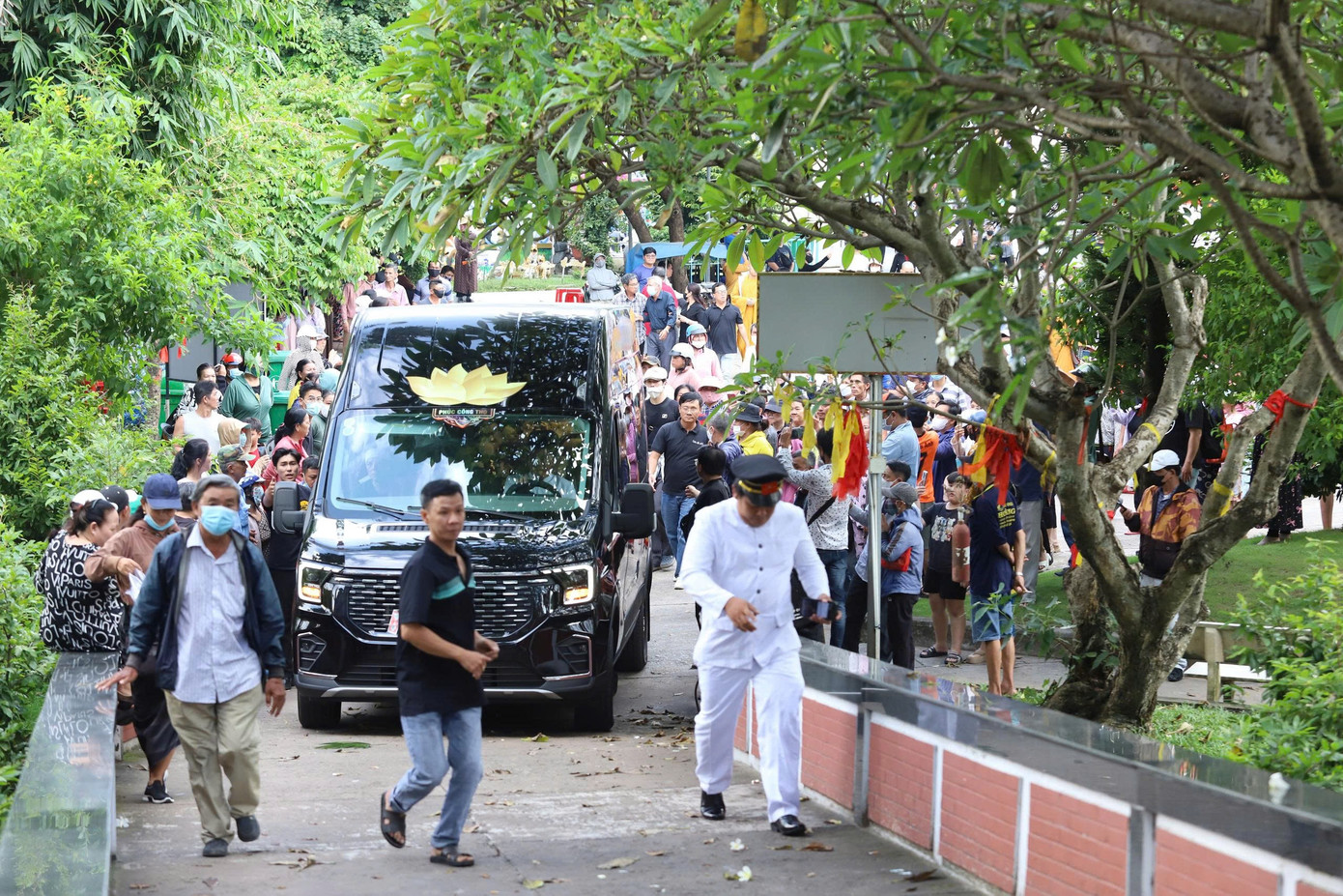 YouTuber vây quanh nơi hỏa táng Ngọc Trinh, người nhà cầu xin- Ảnh 3. YouTuber vây quanh nơi hỏa táng Ngọc Trinh, người nhà cầu xin- Ảnh 3.