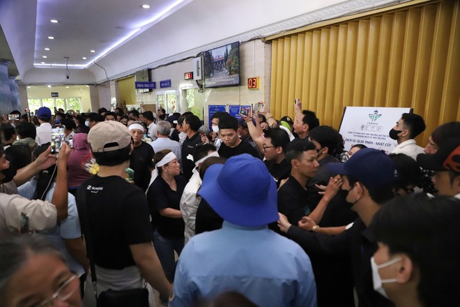 YouTuber vây quanh nơi hỏa táng Ngọc Trinh, người nhà cầu xin- Ảnh 6. YouTuber vây quanh nơi hỏa táng Ngọc Trinh, người nhà cầu xin- Ảnh 6.