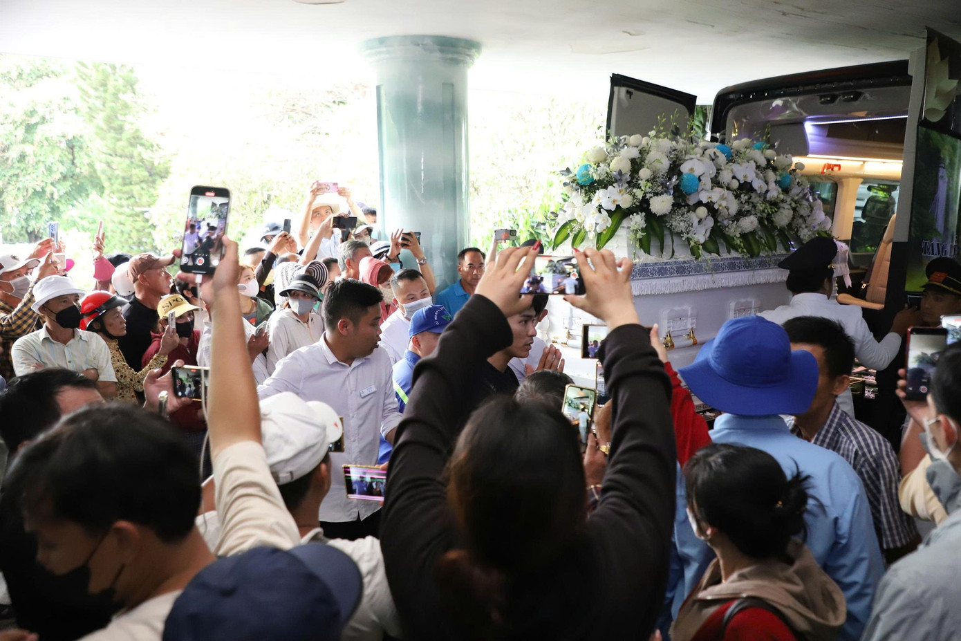 YouTuber vây quanh nơi hỏa táng Ngọc Trinh, người nhà cầu xin- Ảnh 4. YouTuber vây quanh nơi hỏa táng Ngọc Trinh, người nhà cầu xin- Ảnh 4.