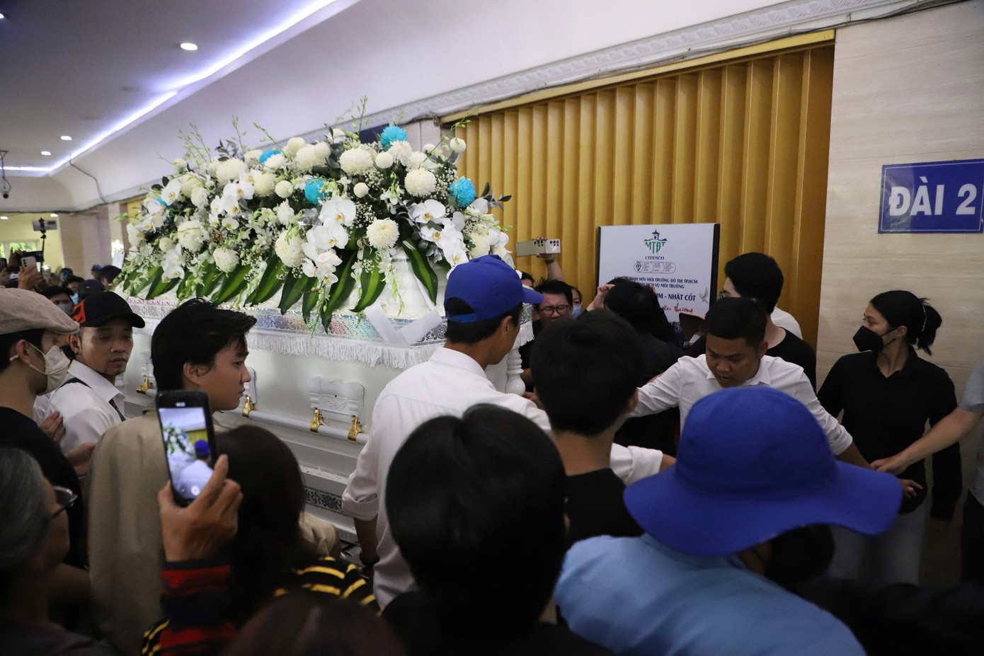 YouTuber vây quanh nơi hỏa táng Ngọc Trinh, người nhà cầu xin- Ảnh 5. YouTuber vây quanh nơi hỏa táng Ngọc Trinh, người nhà cầu xin- Ảnh 5.