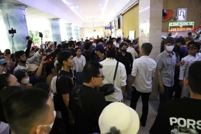 YouTuber vây quanh nơi hỏa táng Ngọc Trinh, người nhà cầu xin- Ảnh 8. YouTuber vây quanh nơi hỏa táng Ngọc Trinh, người nhà cầu xin- Ảnh 8.