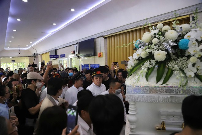 YouTuber vây quanh nơi hỏa táng Ngọc Trinh, người nhà cầu xin- Ảnh 7. YouTuber vây quanh nơi hỏa táng Ngọc Trinh, người nhà cầu xin- Ảnh 7.