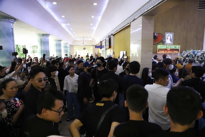 YouTuber vây quanh nơi hỏa táng Ngọc Trinh, người nhà cầu xin- Ảnh 9. YouTuber vây quanh nơi hỏa táng Ngọc Trinh, người nhà cầu xin- Ảnh 9.