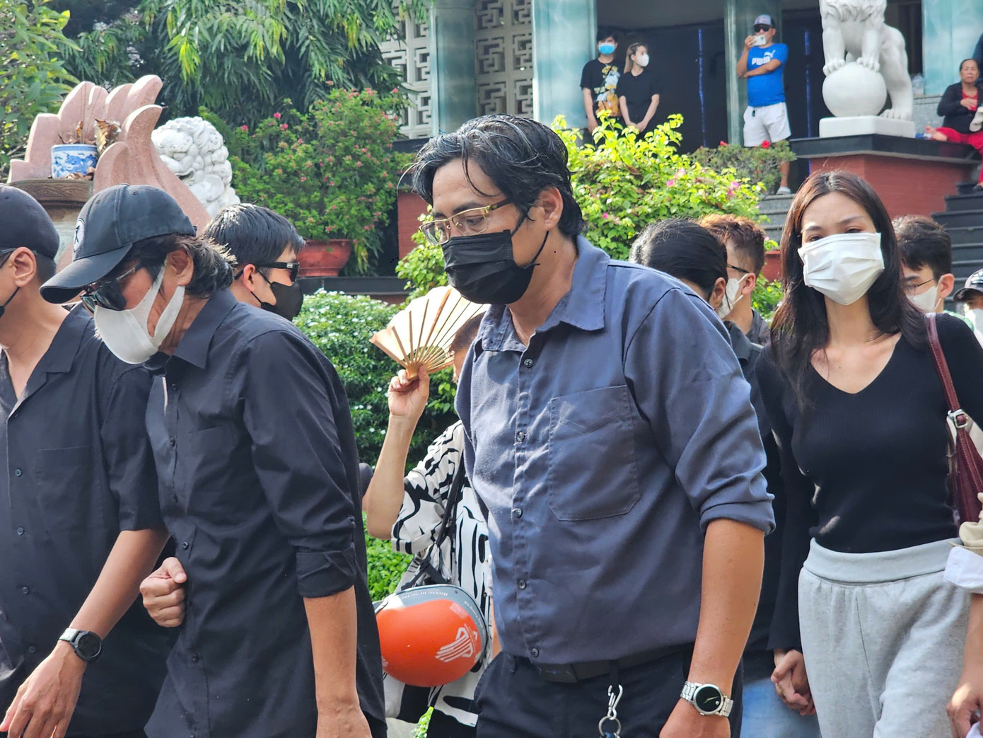 YouTuber vây quanh nơi hỏa táng Ngọc Trinh, người nhà cầu xin- Ảnh 12. YouTuber vây quanh nơi hỏa táng Ngọc Trinh, người nhà cầu xin- Ảnh 12.