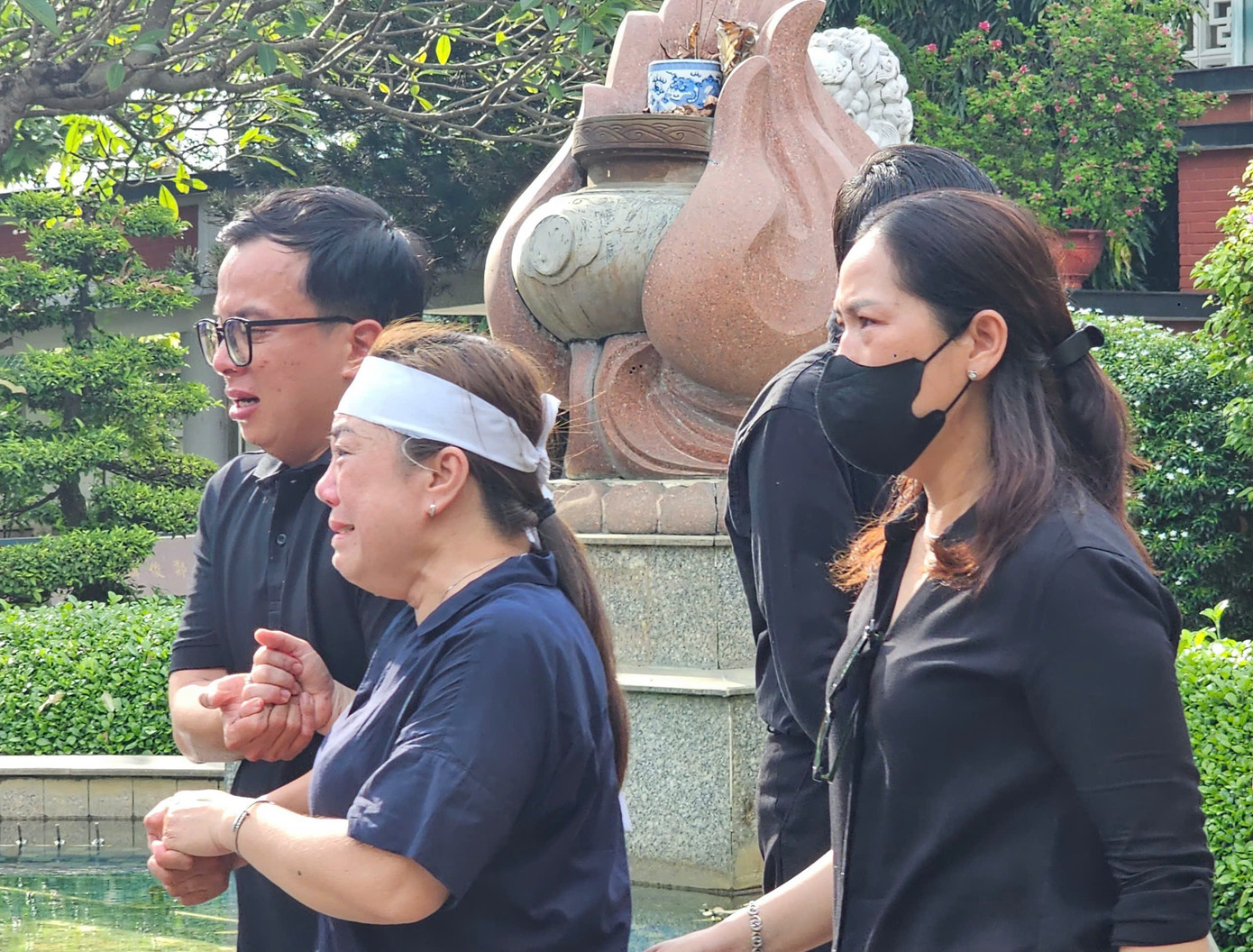 YouTuber vây quanh nơi hỏa táng Ngọc Trinh, người nhà cầu xin- Ảnh 14. YouTuber vây quanh nơi hỏa táng Ngọc Trinh, người nhà cầu xin- Ảnh 14.