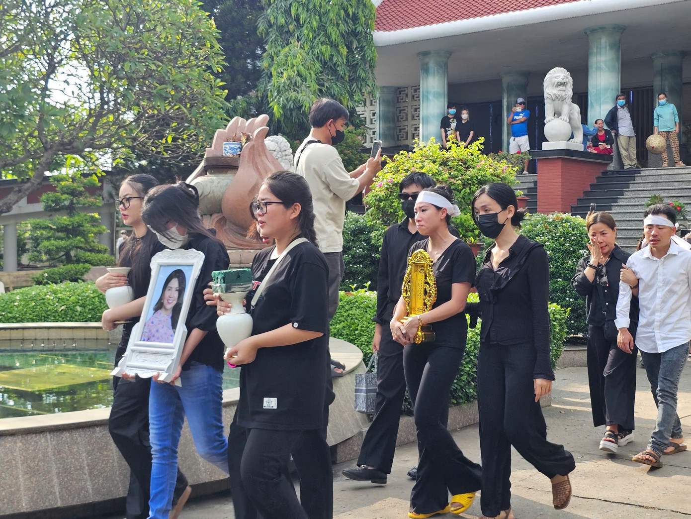 YouTuber vây quanh nơi hỏa táng Ngọc Trinh, người nhà cầu xin- Ảnh 13. YouTuber vây quanh nơi hỏa táng Ngọc Trinh, người nhà cầu xin- Ảnh 13.