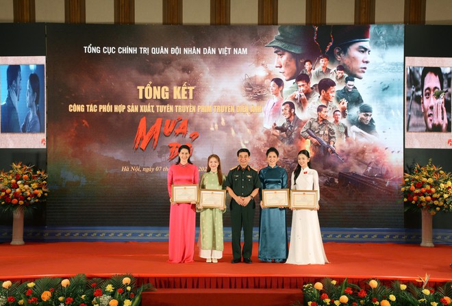 Diễn viên Mưa Đỏ nhận bằng khen của Bộ Quốc phòng- Ảnh 6.