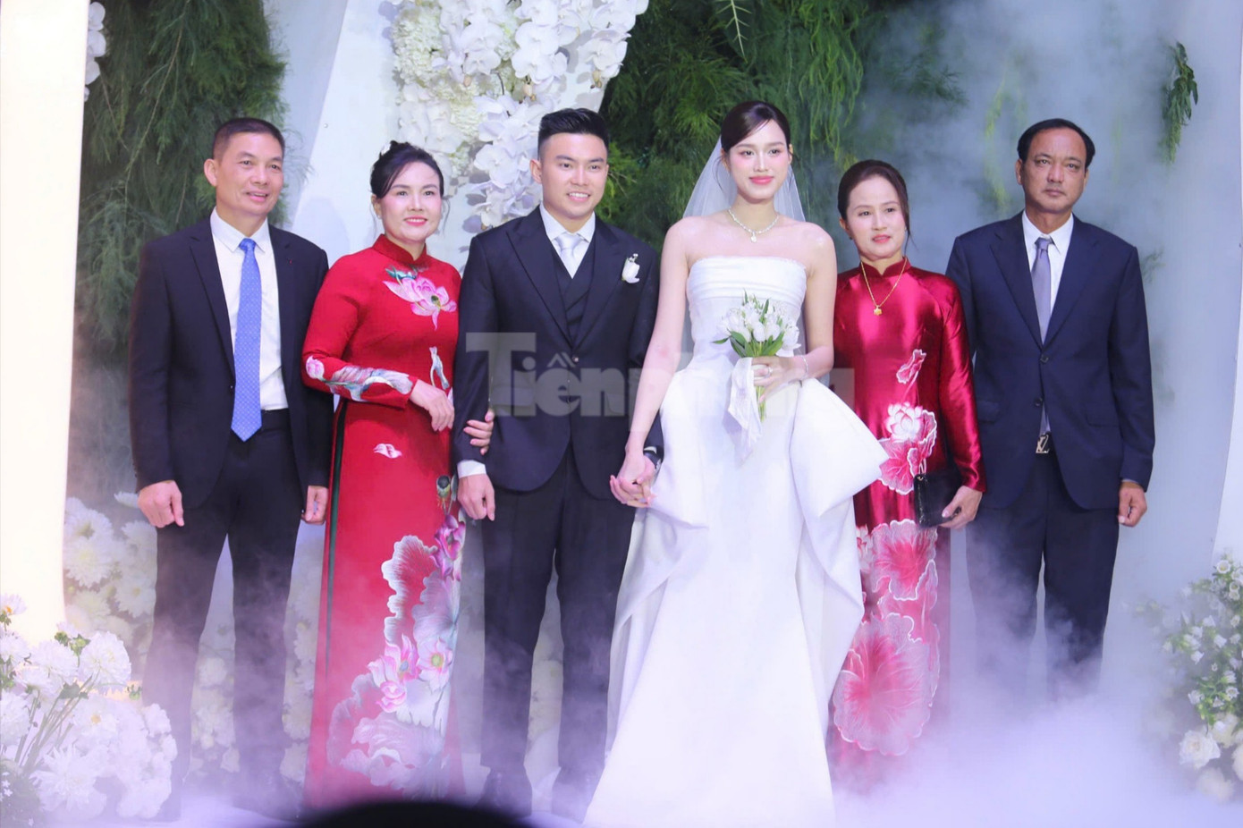 Hàng nghìn người đội mưa, ôtô nối đuôi tới lễ cưới Hoa hậu Đỗ Thị Hà và doanh nhân Viết Vương- Ảnh 4.