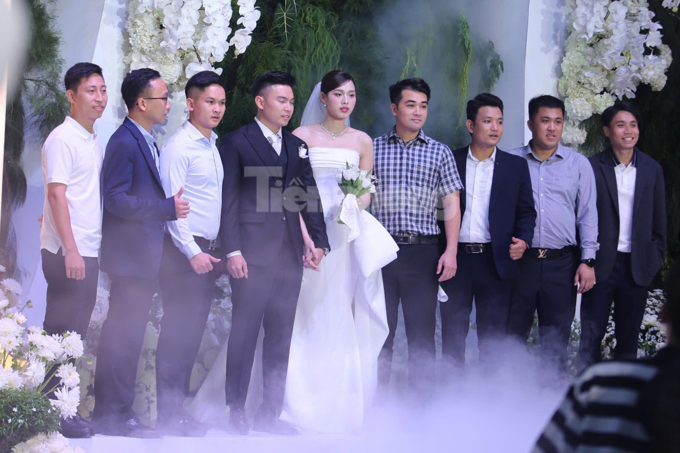 Hàng nghìn người đội mưa, ôtô nối đuôi tới lễ cưới Hoa hậu Đỗ Thị Hà và doanh nhân Viết Vương- Ảnh 6.