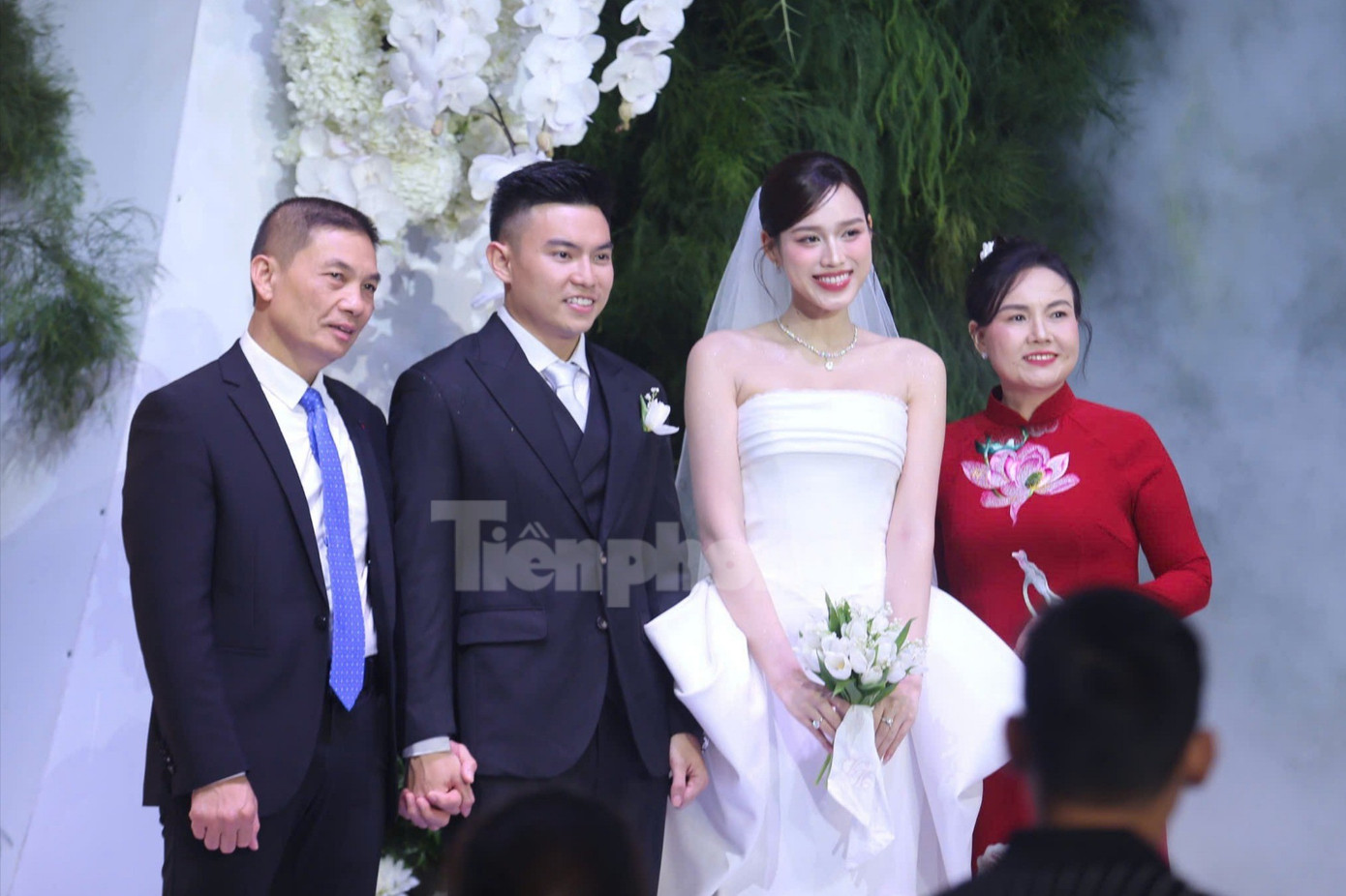 Hàng nghìn người đội mưa, ôtô nối đuôi tới lễ cưới Hoa hậu Đỗ Thị Hà và doanh nhân Viết Vương- Ảnh 5.