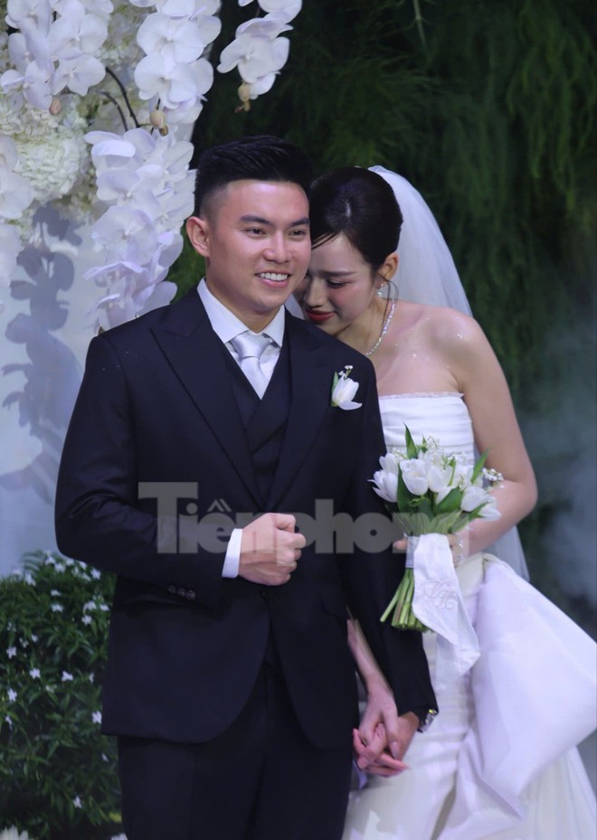 Hàng nghìn người đội mưa, ôtô nối đuôi tới lễ cưới Hoa hậu Đỗ Thị Hà và doanh nhân Viết Vương- Ảnh 2.