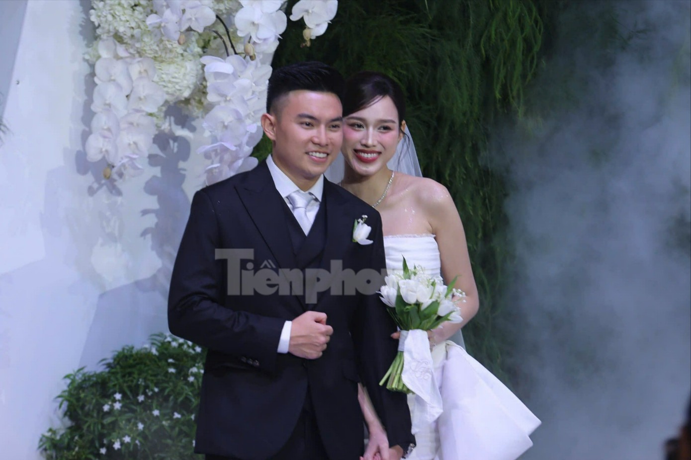 Hàng nghìn người đội mưa, ôtô nối đuôi tới lễ cưới Hoa hậu Đỗ Thị Hà và doanh nhân Viết Vương- Ảnh 1.