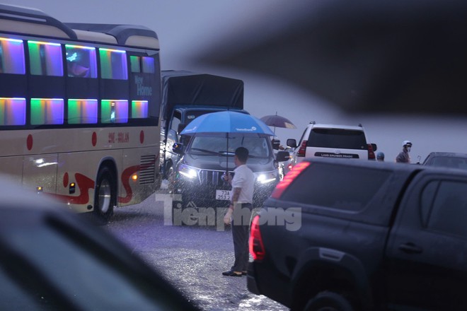 Hàng nghìn người đội mưa, ôtô nối đuôi tới lễ cưới Hoa hậu Đỗ Thị Hà và doanh nhân Viết Vương- Ảnh 14.