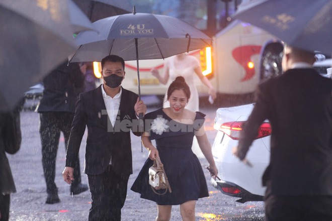 Hàng nghìn người đội mưa, ôtô nối đuôi tới lễ cưới Hoa hậu Đỗ Thị Hà và doanh nhân Viết Vương- Ảnh 11.