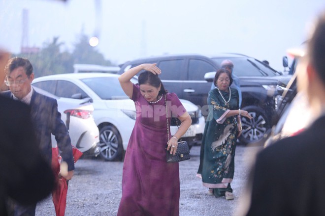 Hàng nghìn người đội mưa, ôtô nối đuôi tới lễ cưới Hoa hậu Đỗ Thị Hà và doanh nhân Viết Vương- Ảnh 10.