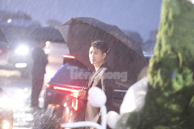 Hàng nghìn người đội mưa, ôtô nối đuôi tới lễ cưới Hoa hậu Đỗ Thị Hà và doanh nhân Viết Vương- Ảnh 12.