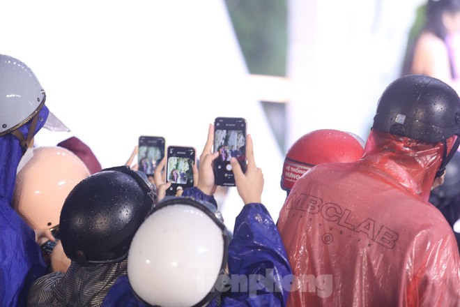 Hàng nghìn người đội mưa, ôtô nối đuôi tới lễ cưới Hoa hậu Đỗ Thị Hà và doanh nhân Viết Vương- Ảnh 17.