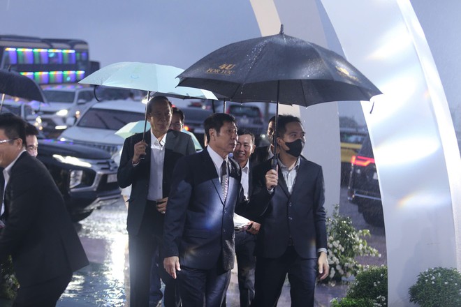 Hàng nghìn người đội mưa, ôtô nối đuôi tới lễ cưới Hoa hậu Đỗ Thị Hà và doanh nhân Viết Vương- Ảnh 8.