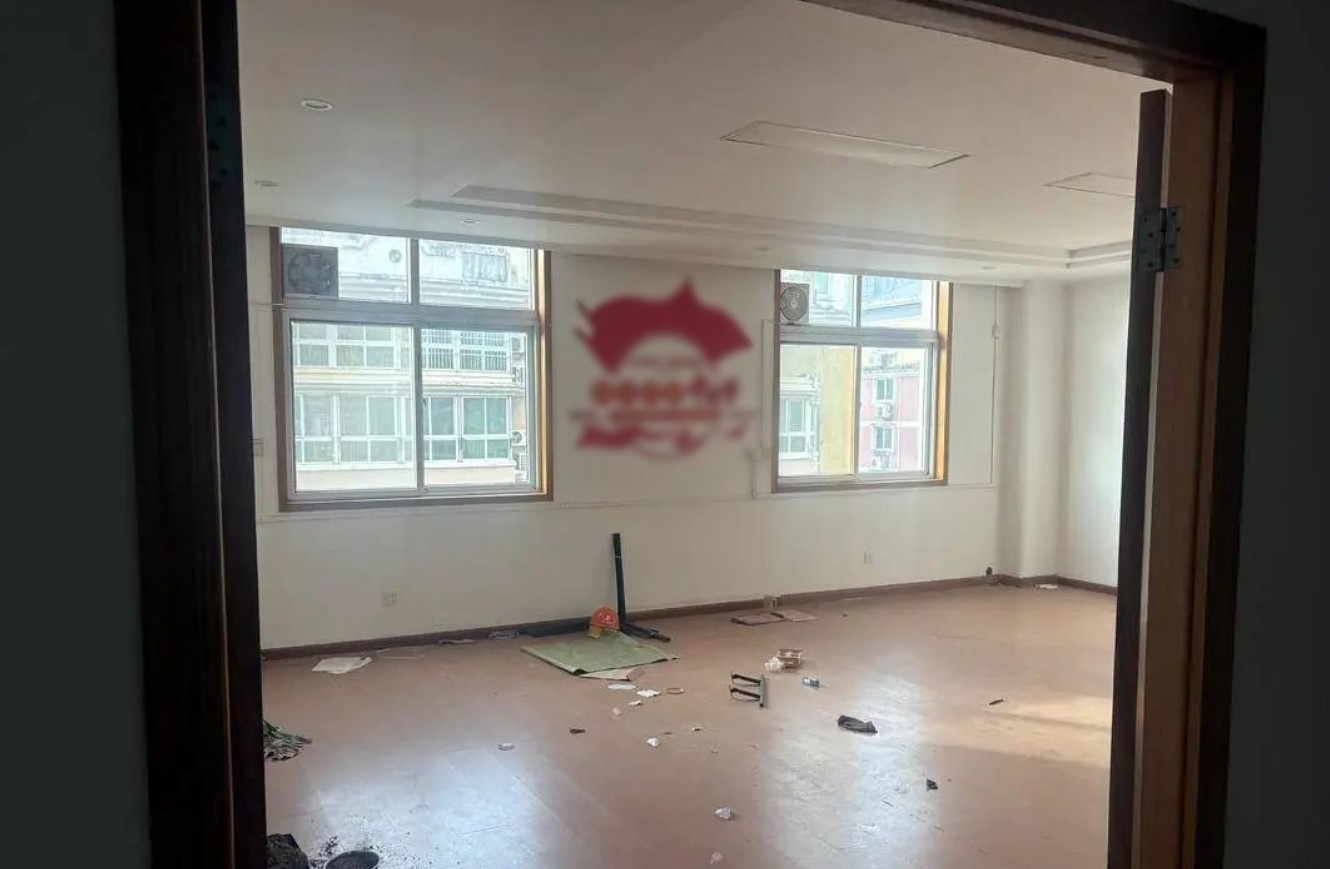 Người phụ nữ sống trong căn hộ 20 năm, bất ngờ nhận thông báo niêm phong tài sản của tòa án: nhà này thuộc về hàng xóm, không phải của bà- Ảnh 2.