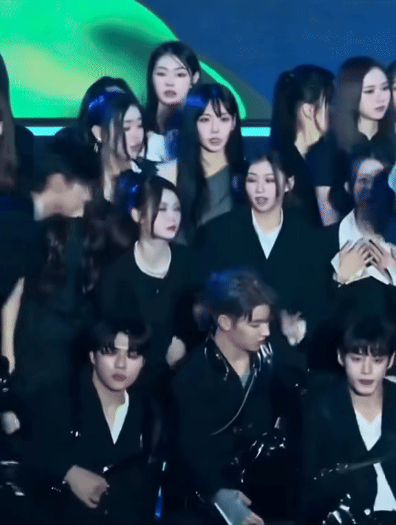 Đoạn clip biến dàn sao nam trơ mắt nhìn các mỹ nhân quỳ gối thành trò hề- Ảnh 1.