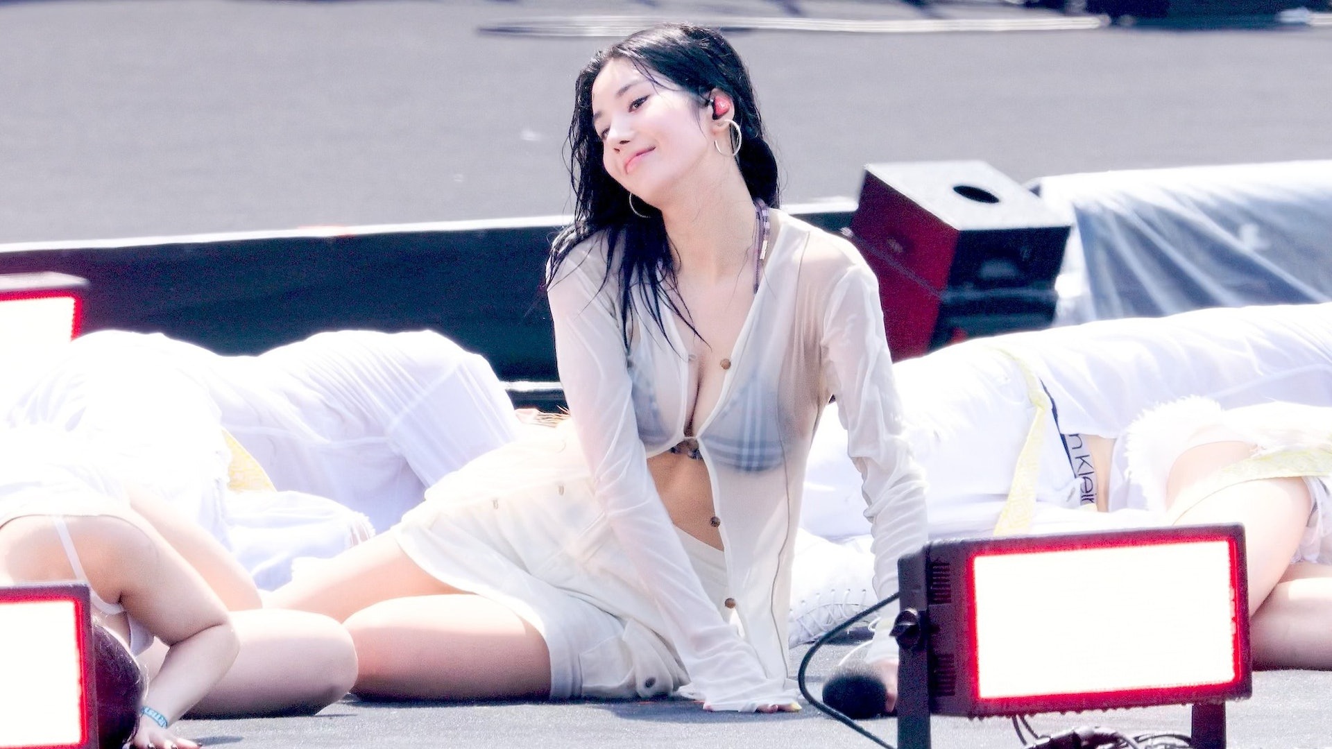 Body khét lẹt của nữ hoàng WATERBOMB Kwon Eunbi: Nhìn vòng 1 mà