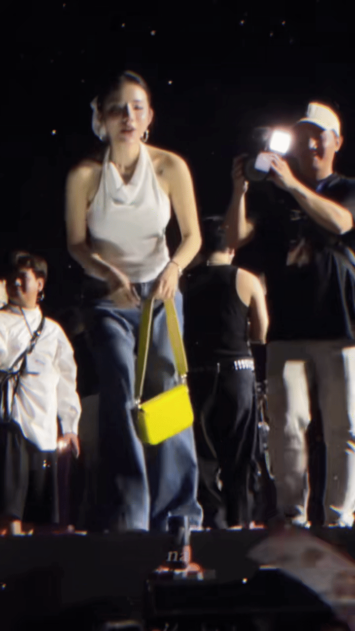 "Tóm dính" cặp đôi Vbiz ôm ấp sát rạt sau concert, chi tiết bàn tay tố cáo tất cả? zimakhongcuoilaembaocongannhaanhchicre na ezgifcom video to gif converter 1742722734099256298942 1742724944775 17427249455082046952379