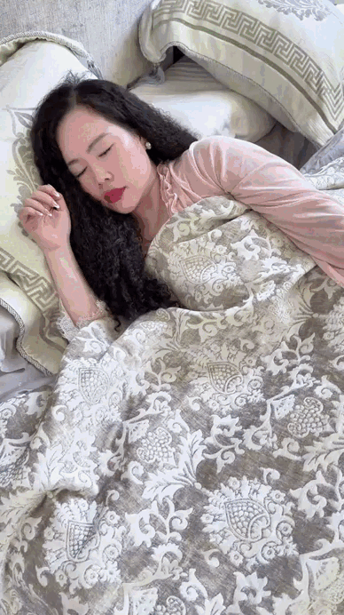 Đại gia châu Âu si mê nữ nghệ sĩ Việt cao 1m5, cung phụng như bà hoàng- Ảnh 6. Đại gia châu Âu si mê nữ nghệ sĩ Việt cao 1m5, cung phụng như bà hoàng- Ảnh 6.