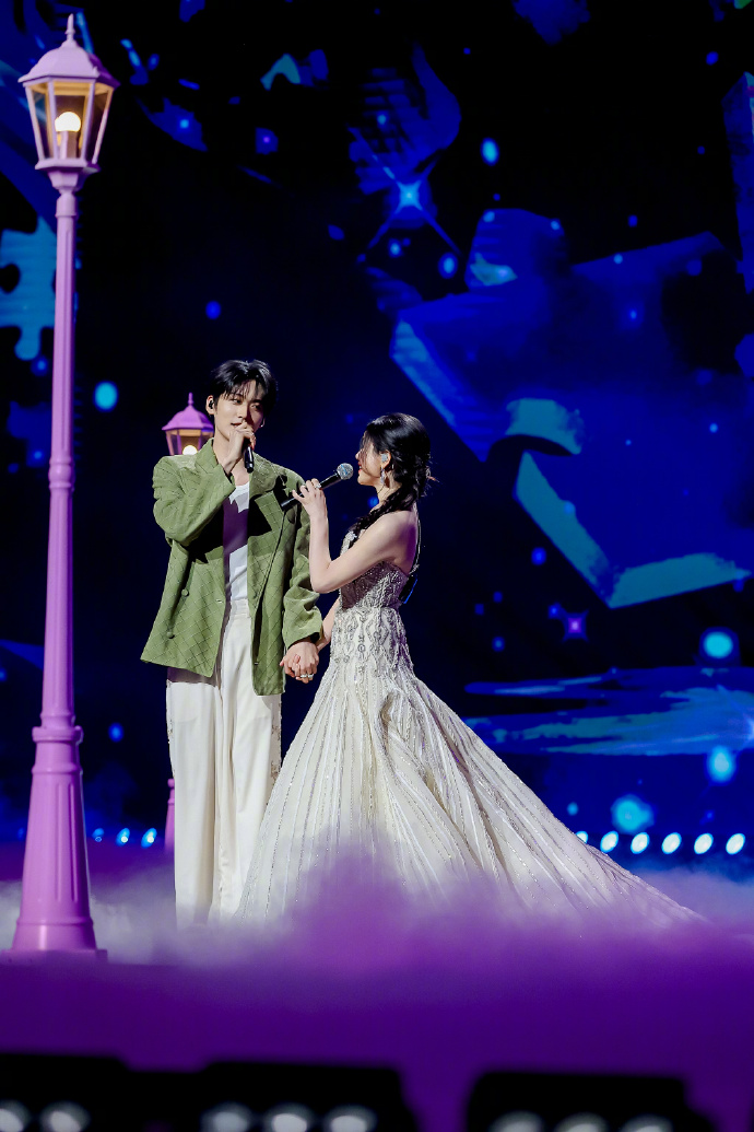 Xôn xao clip cặp sao lệch 19 tuổi thân mật khác thường ở sự kiện, nhà gái vừa trải qua vụ