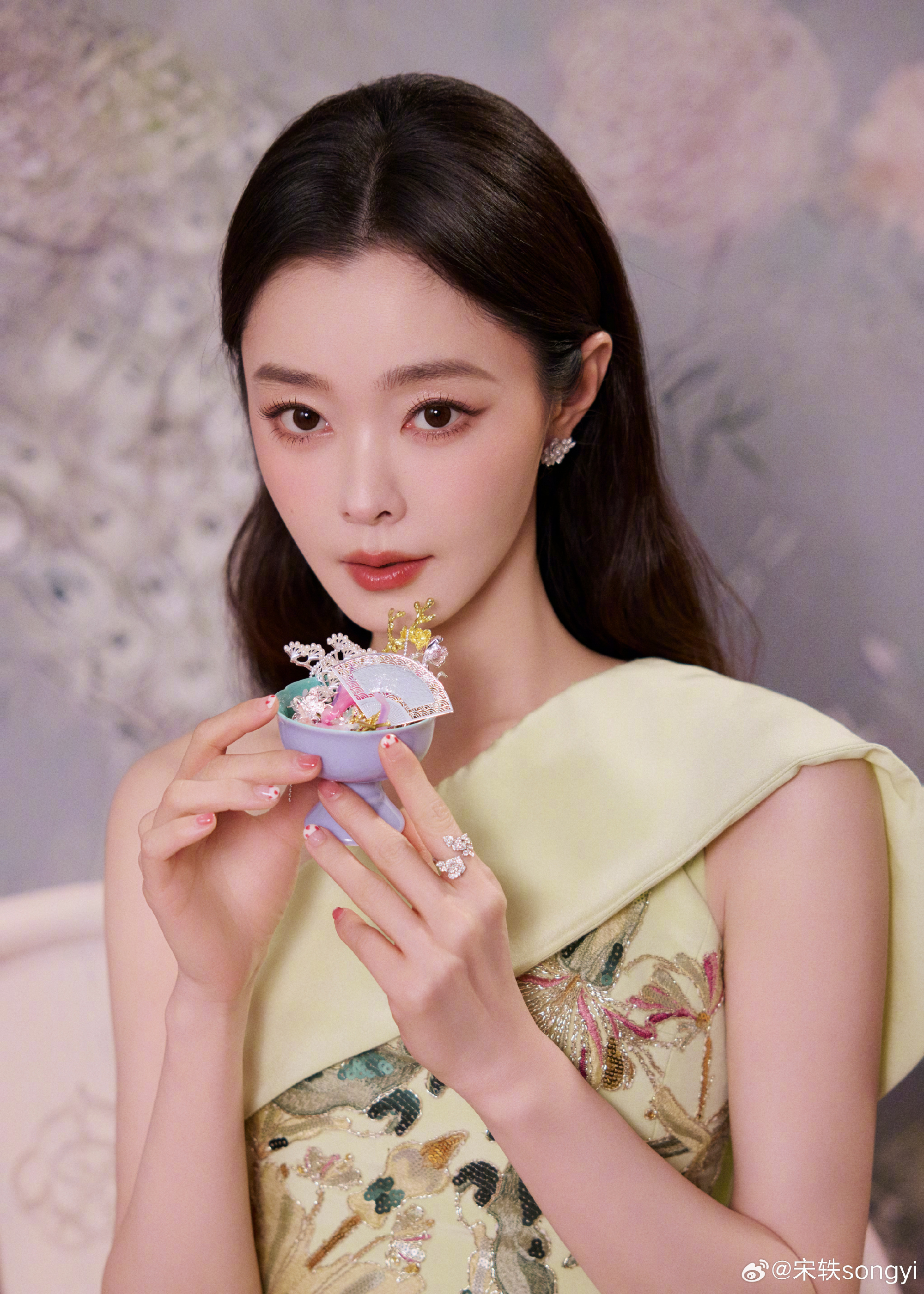 Cặp tình nhân showbiz lạ nhất Valentine: Nhà gái đeo nhẫn ngón áp út - thay 3 ảnh đôi, nhà trai thì im re- Ảnh 6.