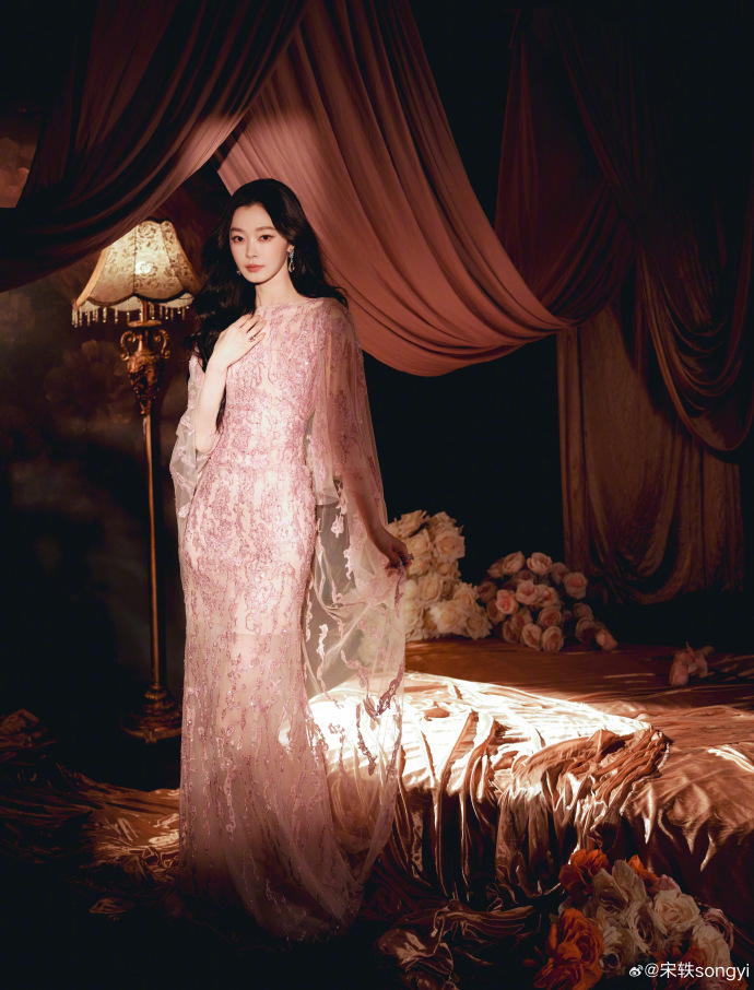 Cặp tình nhân showbiz lạ nhất Valentine: Nhà gái đeo nhẫn ngón áp út - thay 3 ảnh đôi, nhà trai thì im re- Ảnh 3.