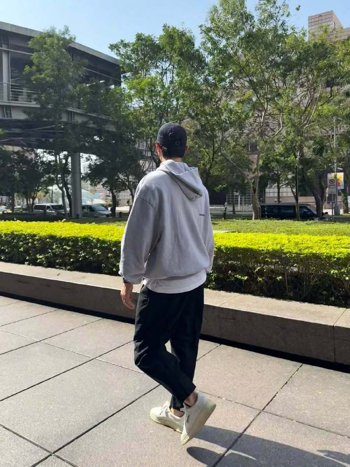 Song Joong Ki xách túi rác thôi cũng khiến 290.000 người ngỡ ngàng- Ảnh 4.