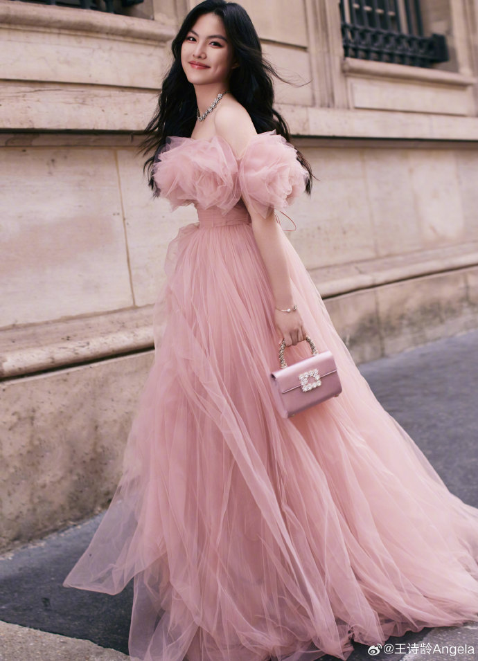 Sao nhí Bố ơi mình đi đâu thế 16 tuổi đã có Rolls-Royce riêng, vi vu bằng Maybach 56 tỷ- Ảnh 13. Sao nhí Bố ơi mình đi đâu thế 16 tuổi đã có Rolls-Royce riêng, vi vu bằng Maybach 56 tỷ- Ảnh 13.