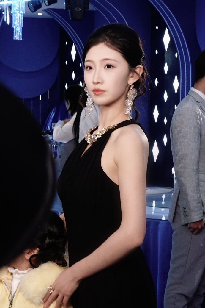 Nữ diễn viên duy nhất 1 năm quay 48 phim: Làm việc 16 tiếng mỗi ngày, 5 năm không về thăm nhà- Ảnh 2.