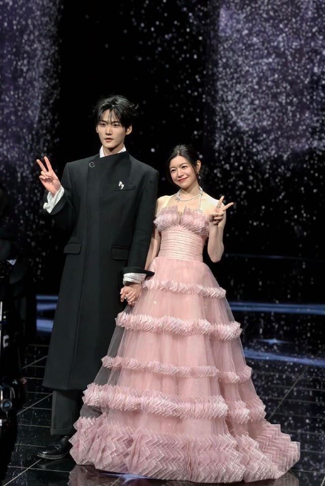 Xôn xao clip cặp sao lệch 19 tuổi thân mật khác thường ở sự kiện, nhà gái vừa trải qua vụ