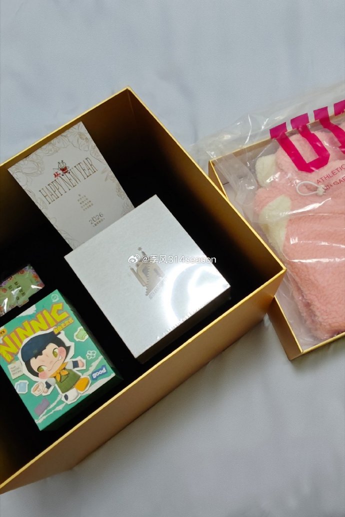 "Đập hộp" quà Tết soi đẳng cấp sao Cbiz: Tiêu Chiến - Triệu Lệ Dĩnh xa xỉ, Lộc Hàm thế nào mà bị bàn tán 006ofcangy1i9xnovqm61j30u018z445 17701788166671475358701 1770186402054 1770186402399842757928