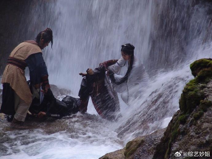 Rùng mình cảnh Lưu Diệc Phi bị thác nước cuốn trôi, 1 tài tử hạng A liều mình nhảy xuống cứu mạng- Ảnh 4.